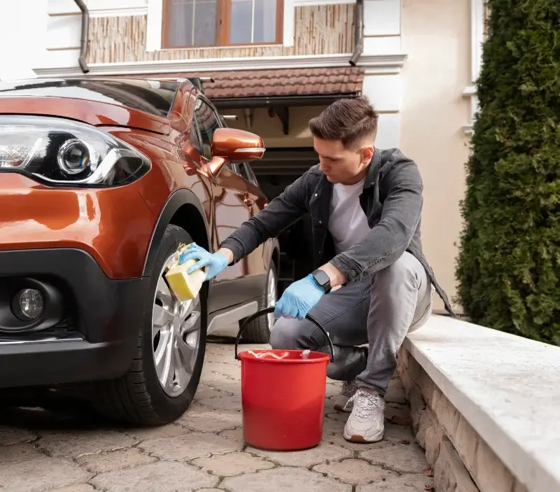 Lavage auto à domicile Montaron : professionnel intervenant sur un véhicule